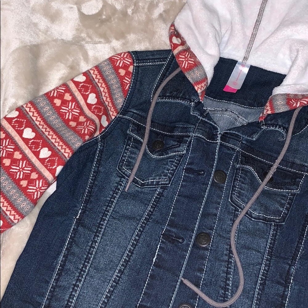 🧚🏼‍♀️red jean jacket